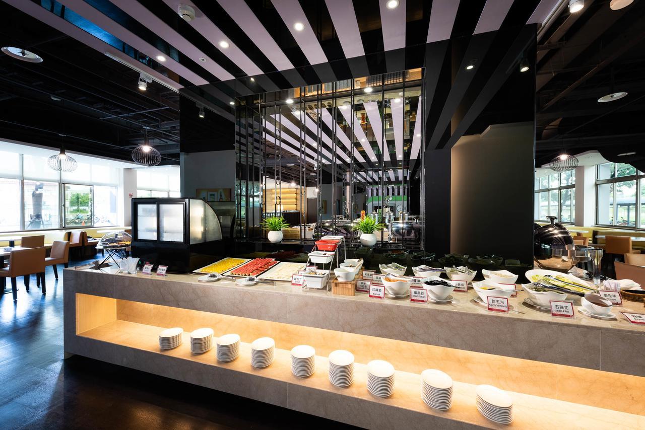 Holiday Garden Hotel Skm Park Kaohsiung Exterior photo